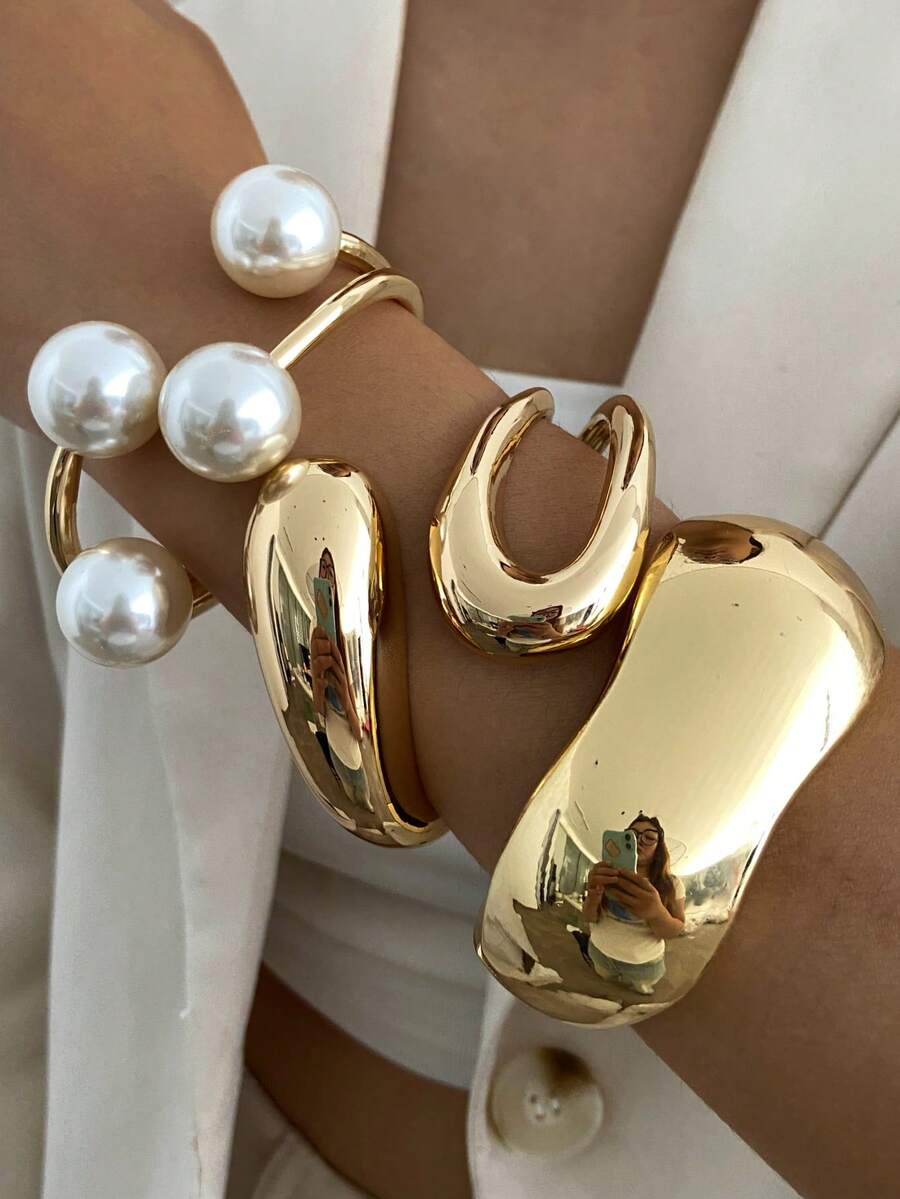 Exaggerated Metallic Circular Bangle With Hollow Out Asymmetrical Shapes